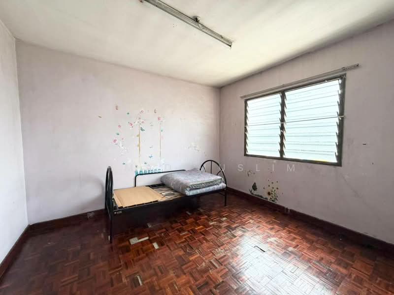 Rumah Flat untuk Dijual di Flat PKNS Seksyen 8 - Ahmad Muslim - Bedroom - PropertyGuru.com.my