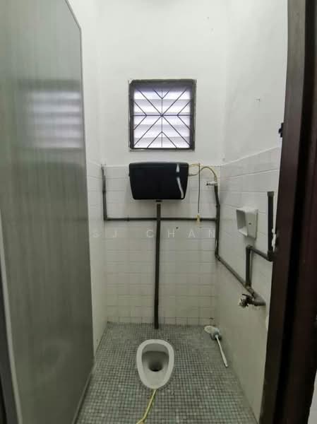 Rumah Teres 2 Tingkat untuk Disewa di Taman Johor Jaya (Johor Bahru) - SJ CHAN - Bathroom - PropertyGuru.com.my