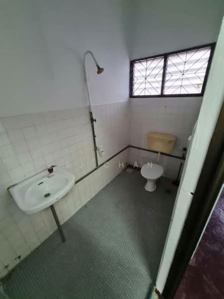 Rumah Teres 2 Tingkat untuk Disewa di Taman Johor Jaya (Johor Bahru) - SJ CHAN - Bathroom - PropertyGuru.com.my
