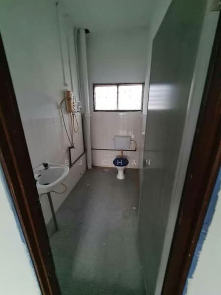 Rumah Teres 2 Tingkat untuk Disewa di Taman Johor Jaya (Johor Bahru) - SJ CHAN - Bathroom - PropertyGuru.com.my