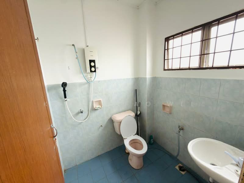 Rumah Teres untuk Dijual di Taman Tun Perak (Rawang) - Kwong Xiao Wei - Bathroom - PropertyGuru.com.my