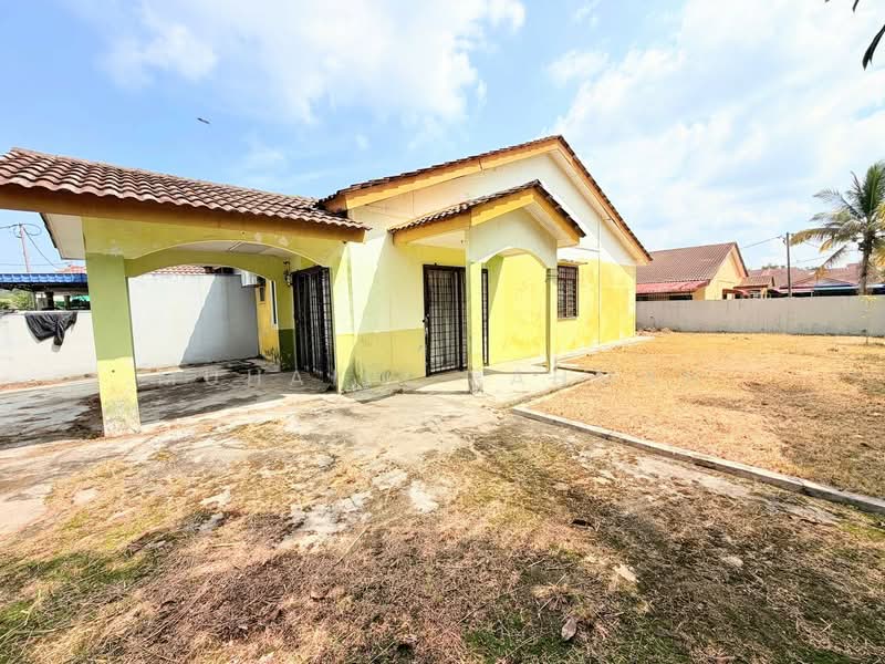 1-storey Terraced House for Sale in Bukit Beruntung (Selangor) - Muhairi Rahman - Exterior - PropertyGuru.com.my