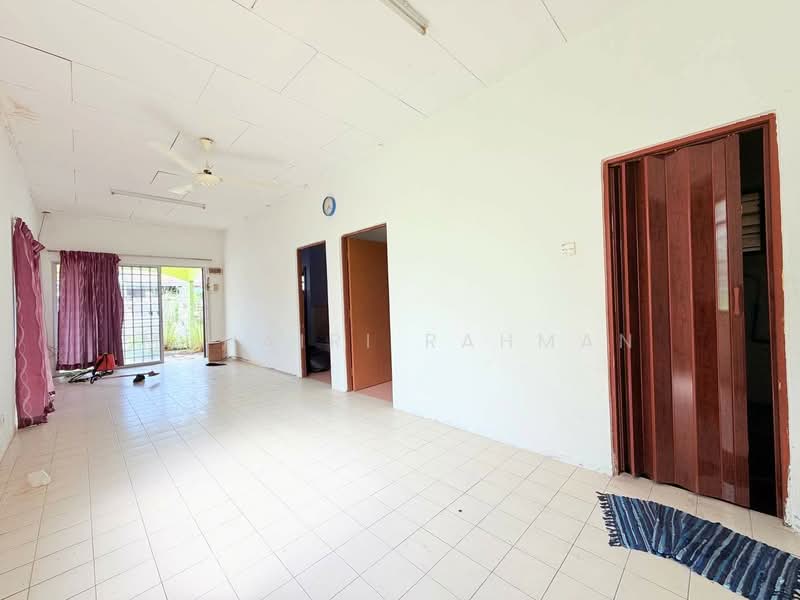 1-storey Terraced House for Sale in Bukit Beruntung (Selangor) - Muhairi Rahman - Living Room - PropertyGuru.com.my