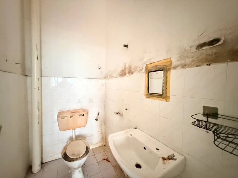 1-storey Terraced House for Sale in Senai (Kulai) - Paggie Tee - Bathroom - PropertyGuru.com.my