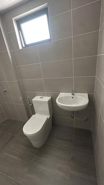 Servis Apartment untuk Dijual di Parkland Residence - Peter Tan - Bathroom - PropertyGuru.com.my