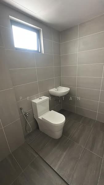 Servis Apartment untuk Dijual di Parkland Residence - Peter Tan - Bathroom - PropertyGuru.com.my