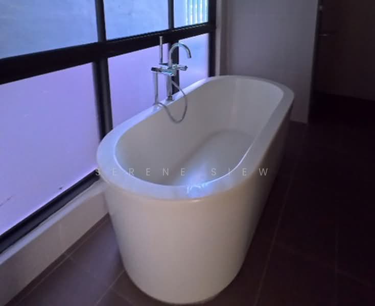 Rumah Berkembar untuk Dijual di Taman Bukit Serdang (Seri Kembangan) - Serene Siew - Bathroom - PropertyGuru.com.my