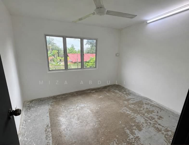 Rumah Flat untuk Dijual di Kampung Lindungan PJS 8 - Miza Abdullah - Bedroom - PropertyGuru.com.my