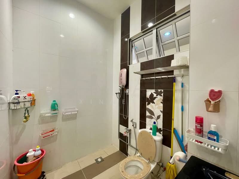 Rumah Berkembar untuk Dijual di Island Glades (Jelutong) - Xinnee . - Bathroom - PropertyGuru.com.my