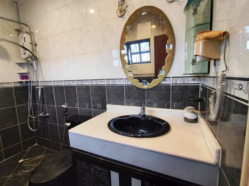 Bungalow for Sale in Kelana Jaya (Petaling Jaya) - Reena Sarif - Bathroom - PropertyGuru.com.my