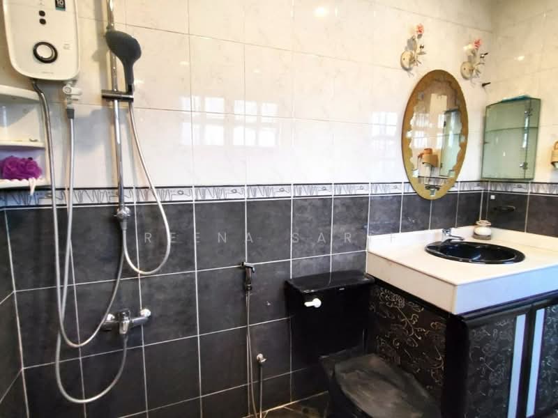 Bungalow for Sale in Kelana Jaya (Petaling Jaya) - Reena Sarif - Bathroom - PropertyGuru.com.my