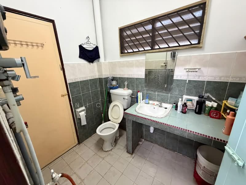 2-storey Terraced House for Sale in Bandar Country Homes (Rawang) - Nicky Lai - Bathroom - PropertyGuru.com.my