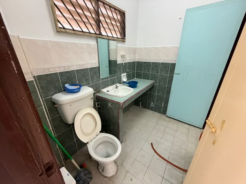 2-storey Terraced House for Sale in Bandar Country Homes (Rawang) - Nicky Lai - Bathroom - PropertyGuru.com.my