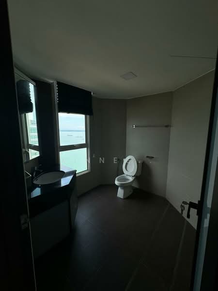 Kondominium untuk Disewa di Gurney Beach Resort - Xinnee . - Bathroom - PropertyGuru.com.my