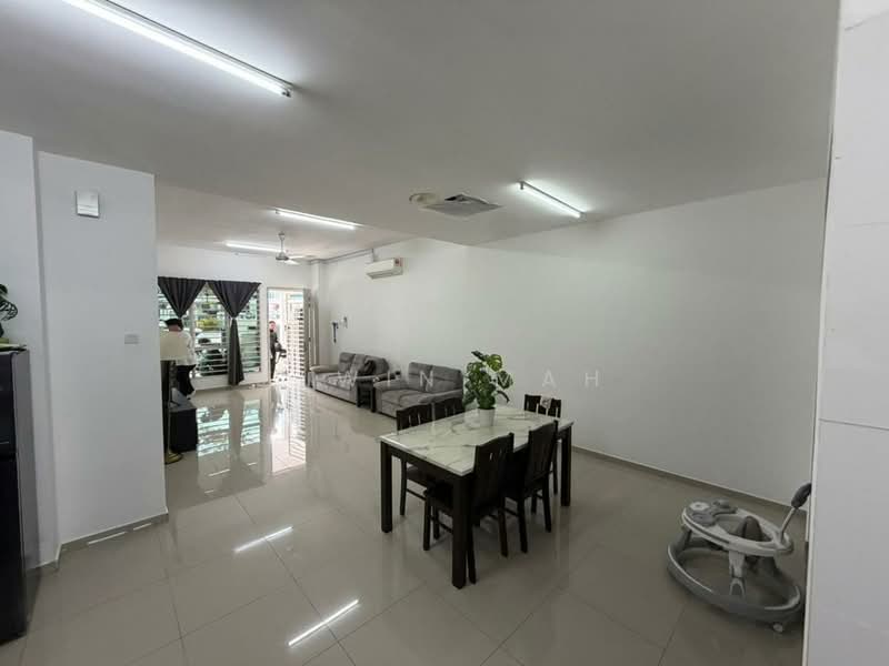 Rumah Teres 2 Tingkat untuk Dijual di Bandar Tasik Puteri (Rawang) - Elwin Mah - Living Room - PropertyGuru.com.my
