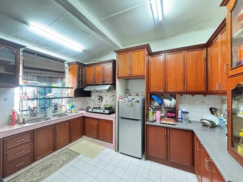 1-storey Terraced House for Sale in Bandar Kinrara Seksyen 1 (Bandar Kinrara) - Aizat Saifulrullah - Kitchen - PropertyGuru.com.my