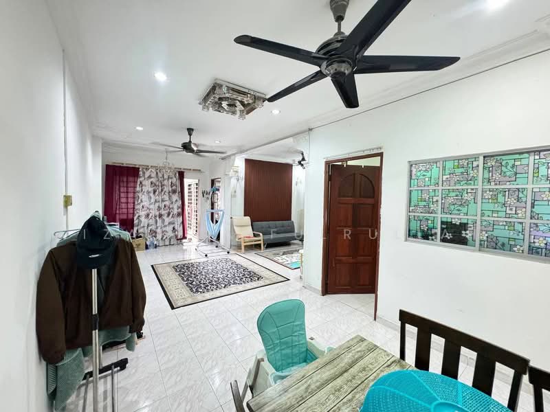 1-storey Terraced House for Sale in Bandar Kinrara Seksyen 1 (Bandar Kinrara) - Aizat Saifulrullah - Living Room - PropertyGuru.com.my