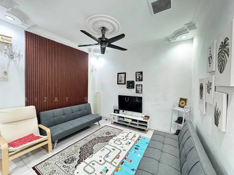 1-storey Terraced House for Sale in Bandar Kinrara Seksyen 1 (Bandar Kinrara) - Aizat Saifulrullah - Living Room - PropertyGuru.com.my