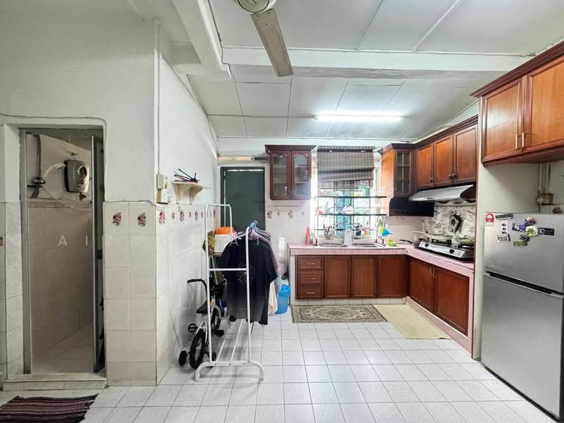 1-storey Terraced House for Sale in Bandar Kinrara Seksyen 1 (Bandar Kinrara) - Aizat Saifulrullah - Kitchen - PropertyGuru.com.my