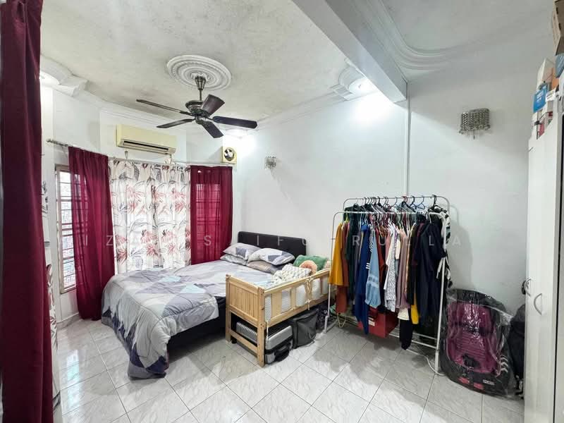 1-storey Terraced House for Sale in Bandar Kinrara Seksyen 1 (Bandar Kinrara) - Aizat Saifulrullah - Bedroom - PropertyGuru.com.my