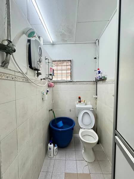 1-storey Terraced House for Sale in Bandar Kinrara Seksyen 1 (Bandar Kinrara) - Aizat Saifulrullah - Bathroom - PropertyGuru.com.my
