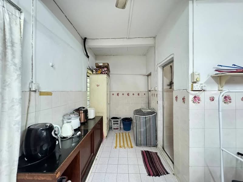 1-storey Terraced House for Sale in Bandar Kinrara Seksyen 1 (Bandar Kinrara) - Aizat Saifulrullah - Kitchen - PropertyGuru.com.my