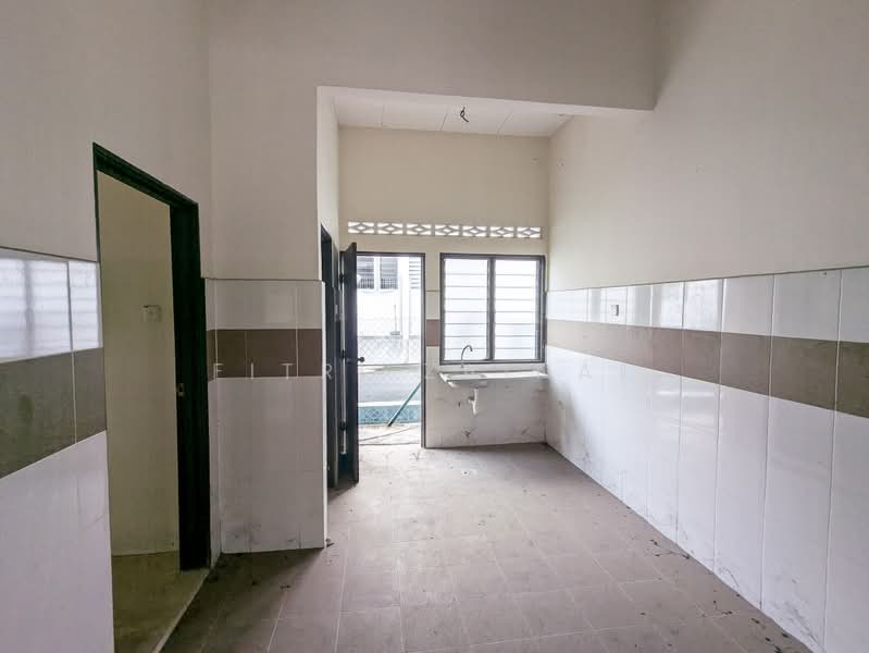1-storey Terraced House for Sale in Kampung Batu 9 Kebun Baru (Telok Panglima Garang) - Fitri Zainal - Kitchen - PropertyGuru.com.my