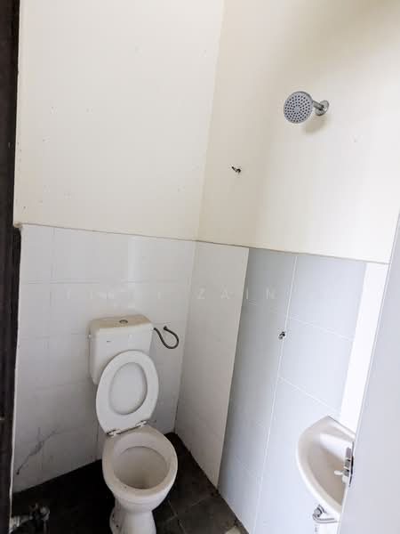1-storey Terraced House for Sale in Kampung Batu 9 Kebun Baru (Telok Panglima Garang) - Fitri Zainal - Master Bathroom - PropertyGuru.com.my
