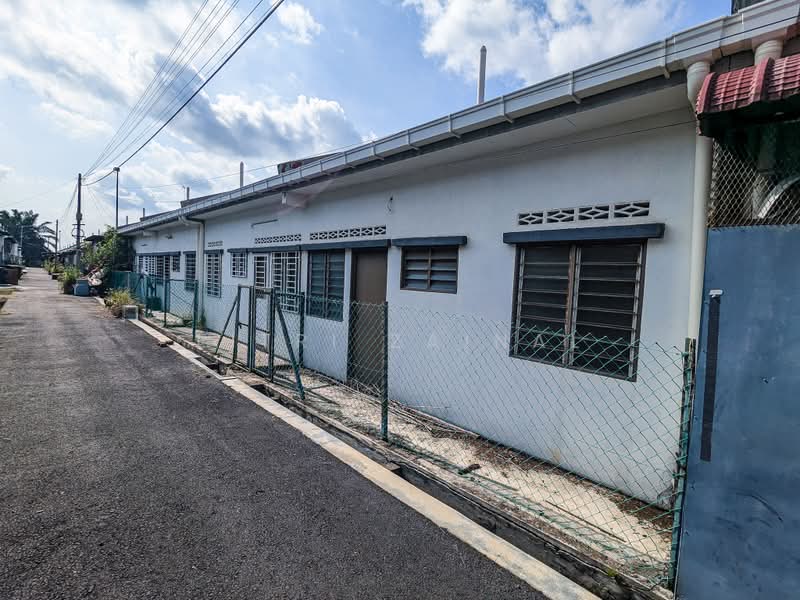 1-storey Terraced House for Sale in Kampung Batu 9 Kebun Baru (Telok Panglima Garang) - Fitri Zainal - Rear View - PropertyGuru.com.my
