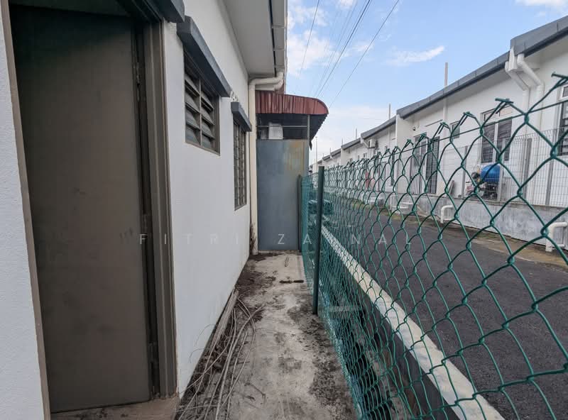 1-storey Terraced House for Sale in Kampung Batu 9 Kebun Baru (Telok Panglima Garang) - Fitri Zainal - Yard - PropertyGuru.com.my