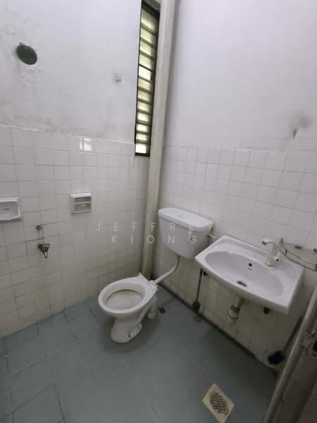 Rumah Teres 1 Tingkat untuk Dijual di Taman Rinting (Masai) - Jeffrey Kiong - Bathroom - PropertyGuru.com.my