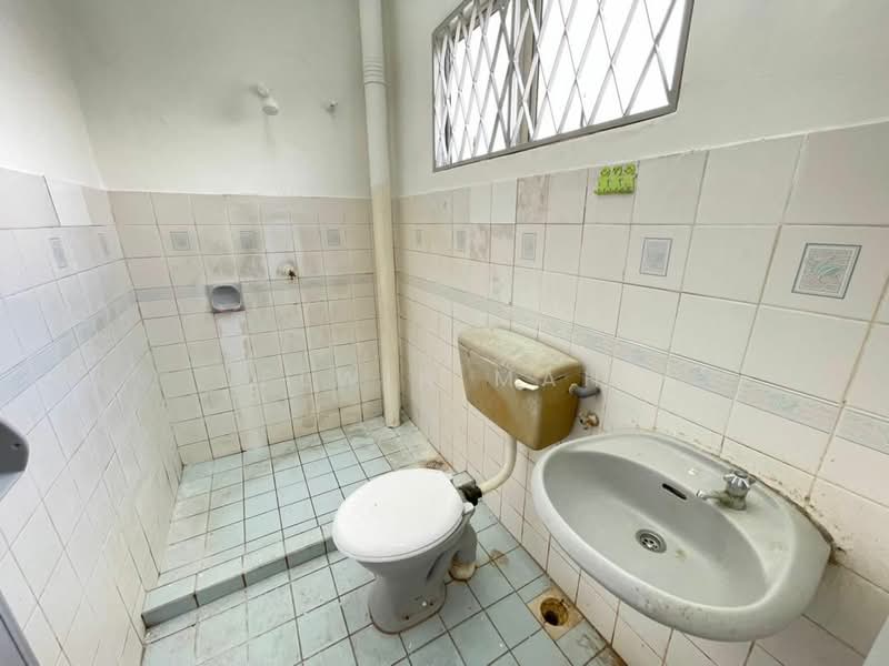 2-storey Terraced House for Sale in Rawang Perdana 1 (Rawang) - Elwin Mah - Bathroom - PropertyGuru.com.my