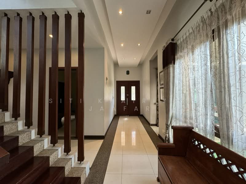 Semi-Detached House for Sale in Bukit Jelutong (Shah Alam) - SITI KHAIRIYAH JAAFAR - Entrance - PropertyGuru.com.my