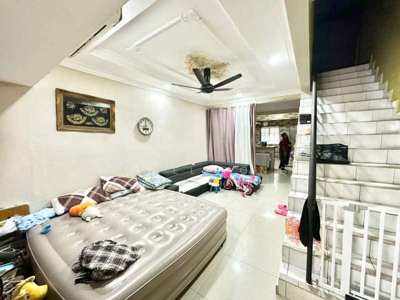 2-storey Terraced House for Sale in Taman Bukit Mewah (Tampoi) - Daniel Yong - Living Room - PropertyGuru.com.my