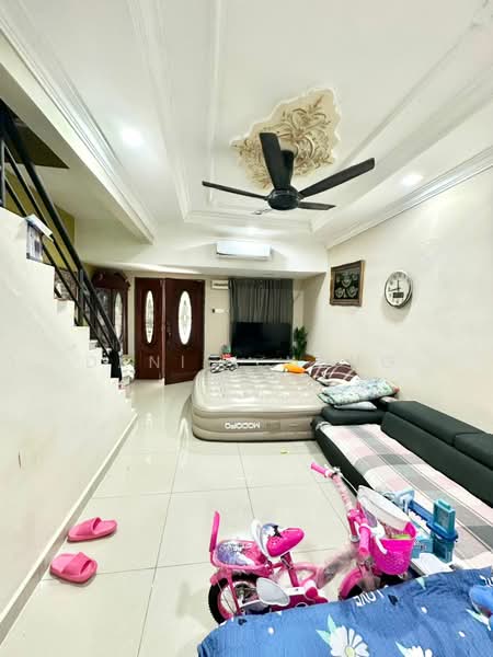 2-storey Terraced House for Sale in Taman Bukit Mewah (Tampoi) - Daniel Yong - Living Room - PropertyGuru.com.my