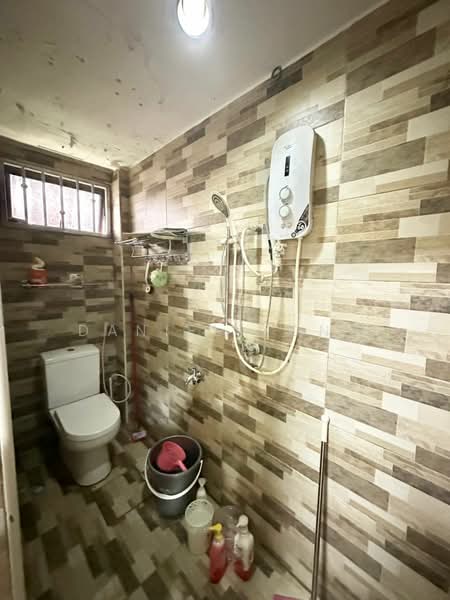2-storey Terraced House for Sale in Taman Bukit Mewah (Tampoi) - Daniel Yong - Bathroom - PropertyGuru.com.my