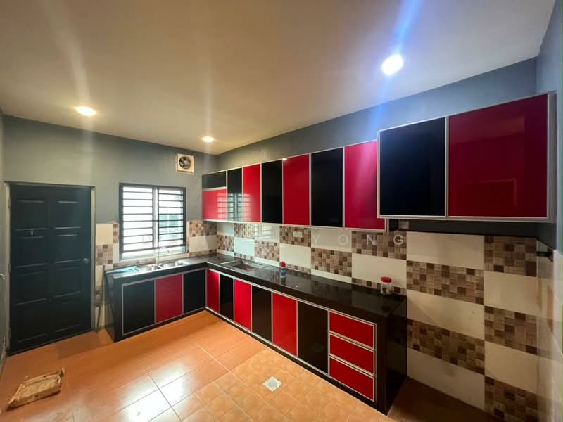1-storey Terraced House for Sale in Taman Bestari Indah (Ulu Tiram) - Daniel Yong - Kitchen - PropertyGuru.com.my