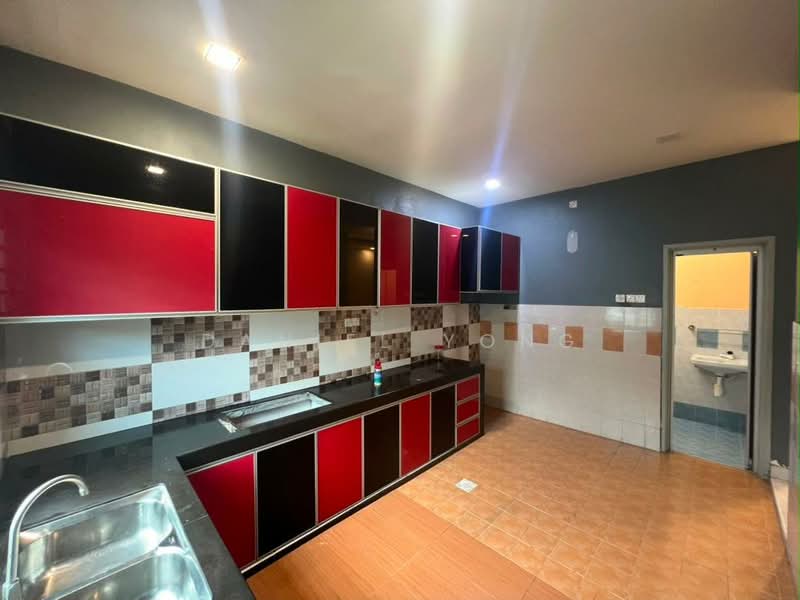 1-storey Terraced House for Sale in Taman Bestari Indah (Ulu Tiram) - Daniel Yong - Kitchen - PropertyGuru.com.my