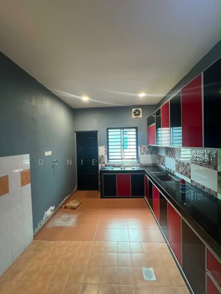 1-storey Terraced House for Sale in Taman Bestari Indah (Ulu Tiram) - Daniel Yong - Kitchen - PropertyGuru.com.my