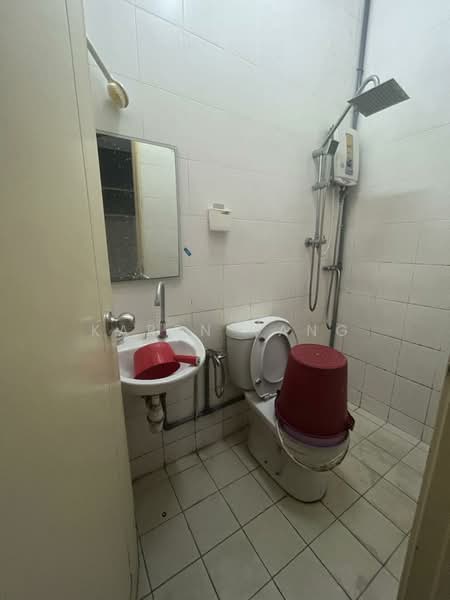 Rumah Bandar untuk Disewa di Taman Balakong Jaya (Balakong) - Karen Tang - Bathroom - PropertyGuru.com.my