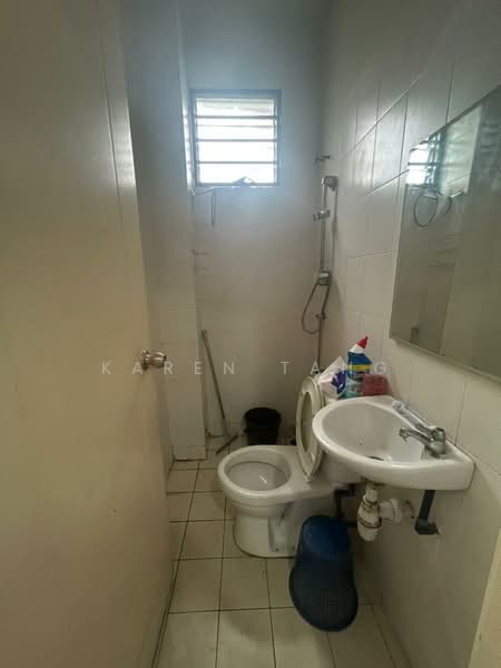 Rumah Bandar untuk Disewa di Taman Balakong Jaya (Balakong) - Karen Tang - Bathroom - PropertyGuru.com.my