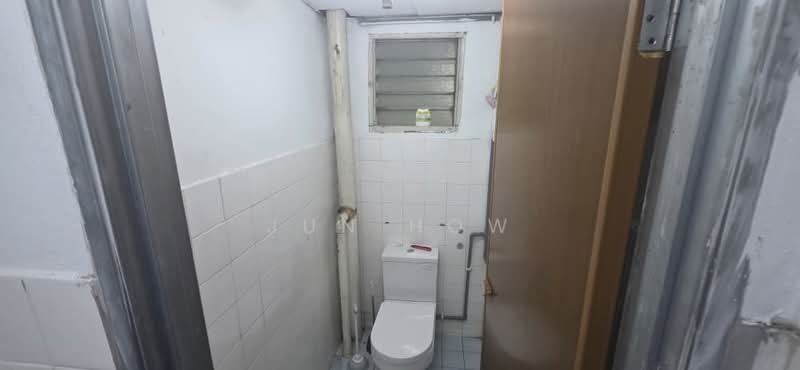 Factory for Rent in Taman Kepong (Kepong) - Jun How - Bathroom - PropertyGuru.com.my