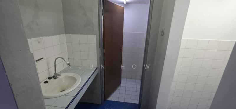Factory for Rent in Taman Kepong (Kepong) - Jun How - Bathroom - PropertyGuru.com.my