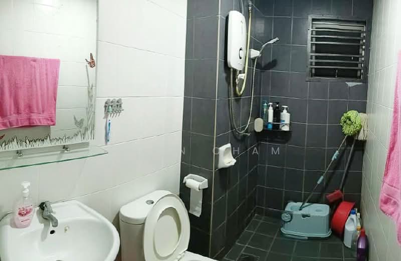 Kondominium untuk Dijual di Scott Towers @ Larkin JB - Alvin Cham - Bathroom - PropertyGuru.com.my