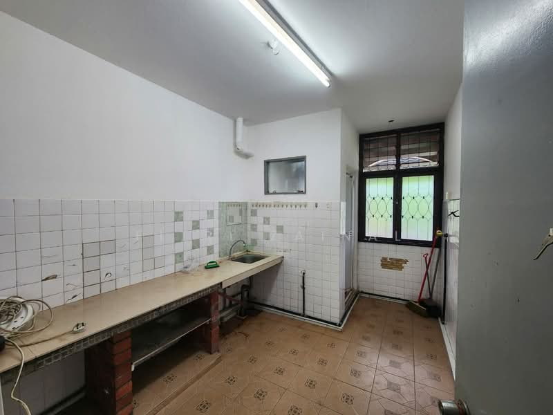 Flat for Sale at PKNS Flat Seksyen 6 - Fitri Zainal - Kitchen - PropertyGuru.com.my