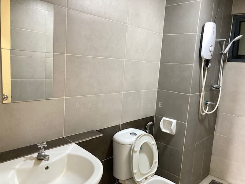 Servis Apartment untuk Dijual di Suria Residence - Abbie Lee - Bathroom - PropertyGuru.com.my
