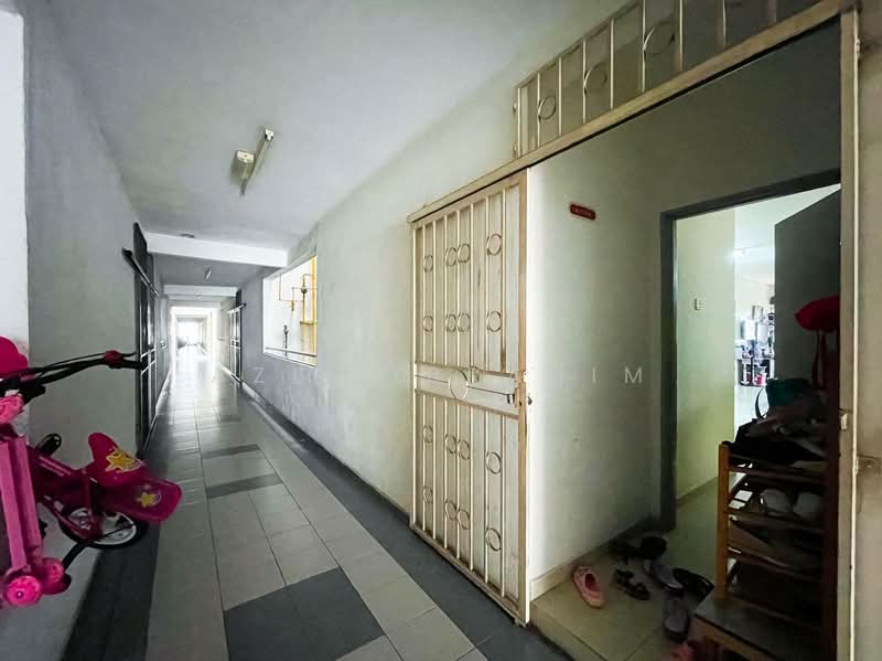 Pangsapuri untuk Dijual di Lumayan Apartment (Bdr Tasik Permaisuri) - Azli Ibrahim - Corridor - PropertyGuru.com.my