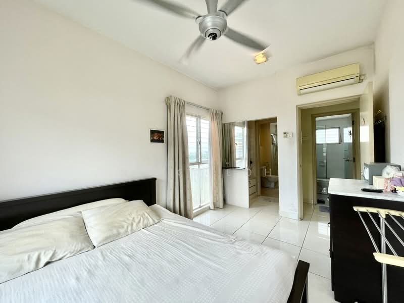 Kondominium untuk Dijual di Perdana View - Nick Yeoh - Bedroom - PropertyGuru.com.my