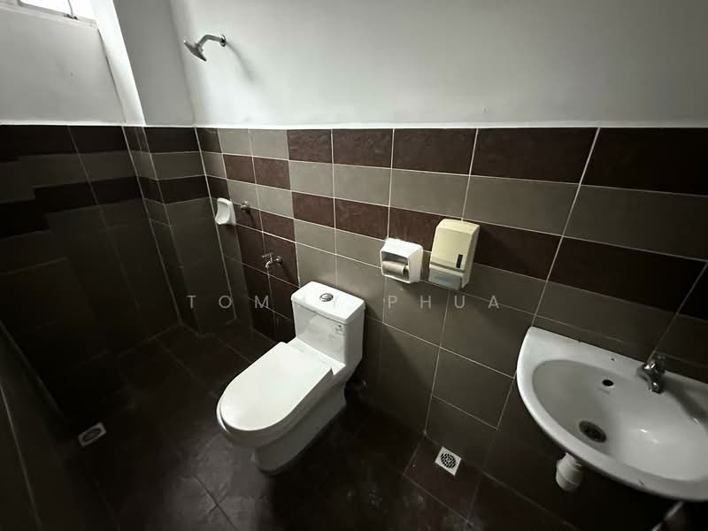 Pejabat untuk Disewa di Taman Bukit Dahlia (Pasir Gudang) - Tommy Phua - Bathroom - PropertyGuru.com.my