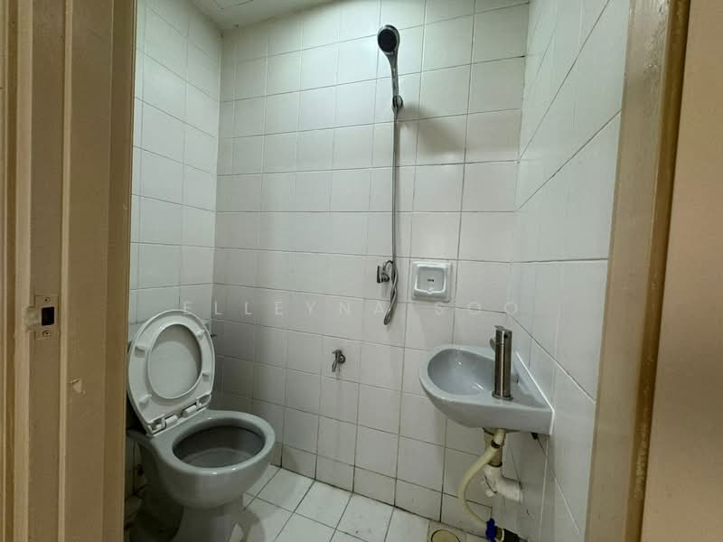 Condominium for Sale at The Straits View Condominium - Elleyna Soo - Bathroom - PropertyGuru.com.my